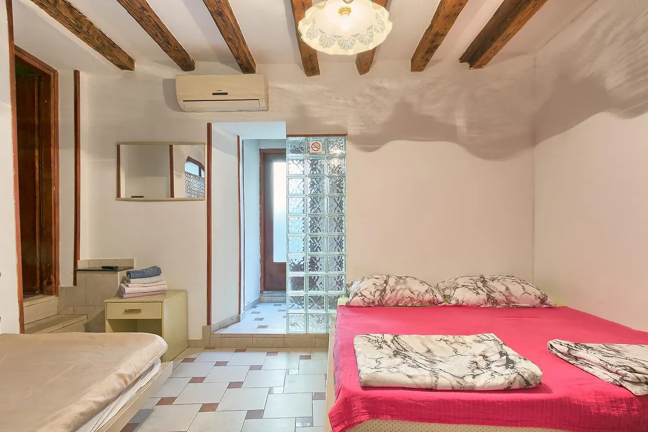 Hostel Pula 0*,